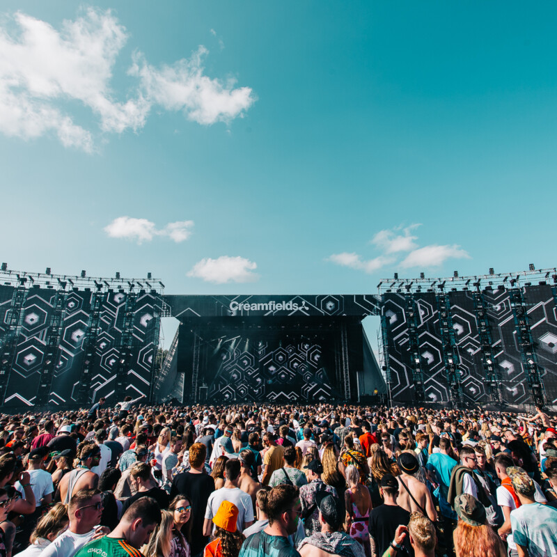 Horizon stage with a blue sky above